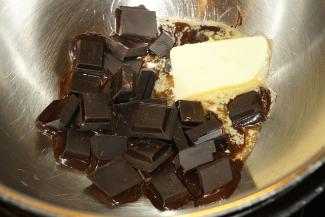 On fait fondre au bain-marie 200 g de chocolat noir et 20 g de beurre