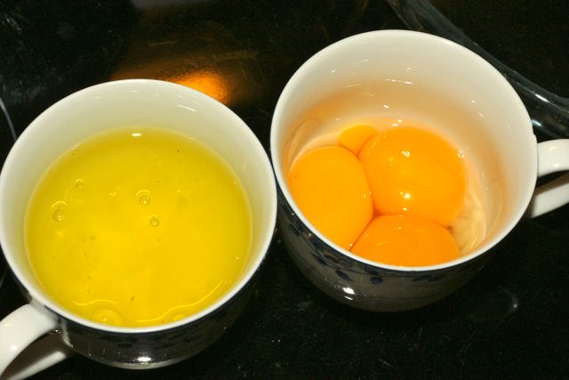 On sépare les blancs des jaunes de trois œufs